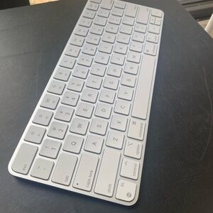 APPLE Wireless White Keyboard